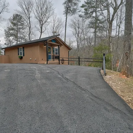 Charming 2-bedroom house with WiFi, AC nestled in the mountains of clayton