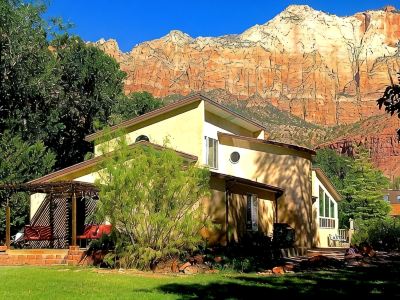 6 BR Villa Downtown in Springdale 1.2 mi from ZNP Sleeps 14 Free parking 6 cars
