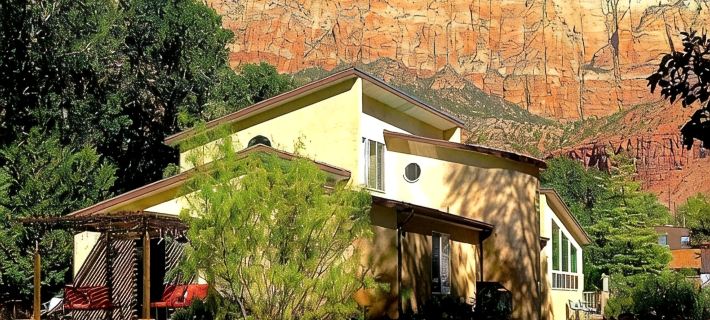 6 BR Villa Downtown in Springdale 1.2 mi from ZNP Sleeps 14 Free parking 6 cars スプリングデールのホテル