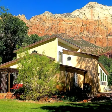 6 BR Villa Downtown in Springdale 1.2 mi from ZNP Sleeps 14 Free parking 6 cars