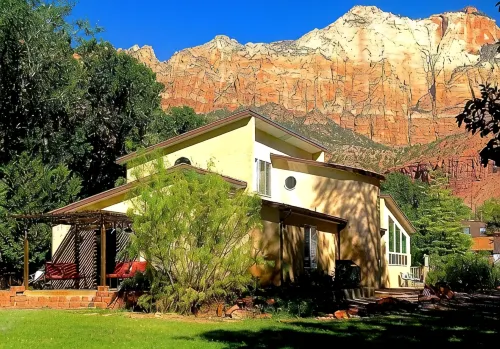 6 BR Villa Downtown in Springdale 1.2 mi from ZNP Sleeps 14 Free parking 6 cars - balcony