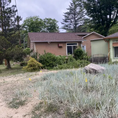 Carrie's Cottage - Charming Duplex Style 3 Bedroom Cottage with Beach Access!