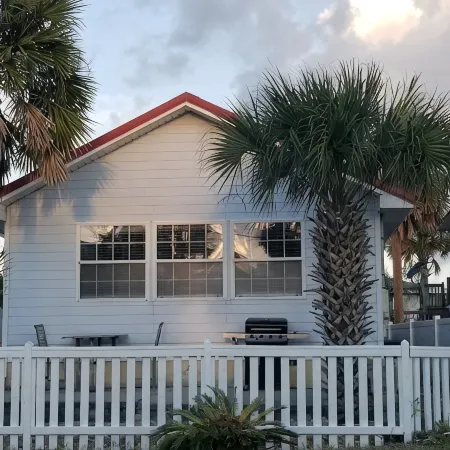 Beach Cottage - family and pet friendly, beach access less than 100ft away