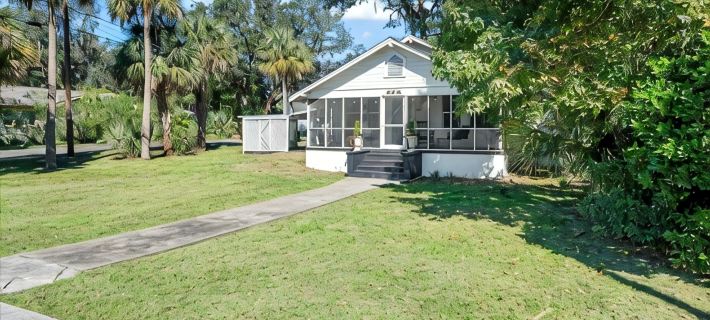 Beautifully restored cottage downtown Historic Brunswick close to golf + beaches Hotels in Brunswick