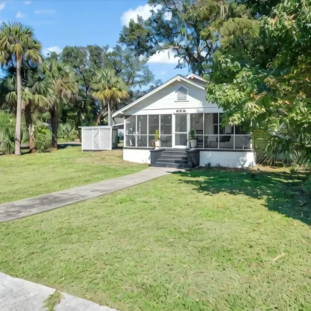Beautifully restored cottage downtown Historic Brunswick close to golf + beaches