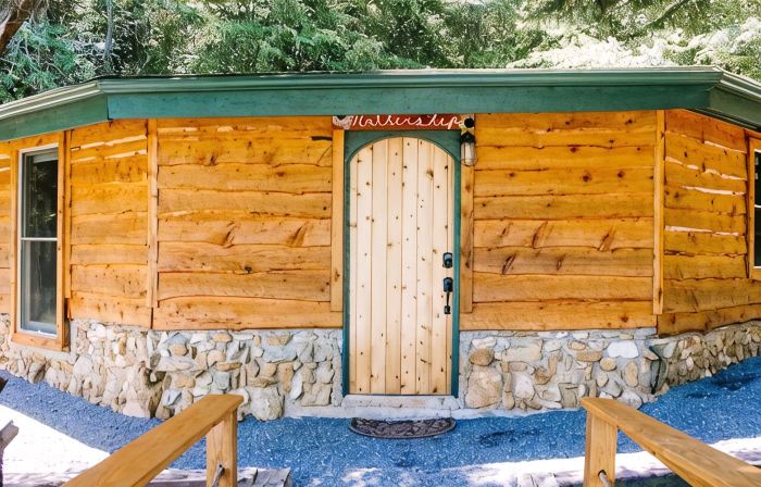 A cozy, romantic cabin perfect for couples.Pets are always welcome, owners too!