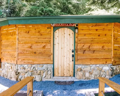 A cozy, romantic cabin perfect for couples.Pets are always welcome, owners too! 맥도웰 카운티 호텔