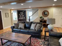 Charming newly-renovated historic log house near PSU and Spruce Creek - 4-Star