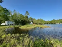 New & Modern, Lakeside Home - Wifi