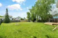 Deck+Fenced Back Yard+ King Bed+Bedroom TV+Pets Welcome! - 3-Star