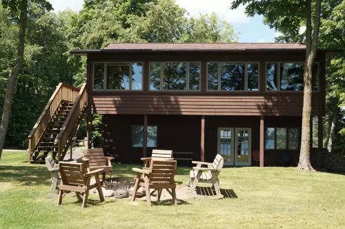 Cozy Lake Home with Stunning View of Round Lake - Homestays