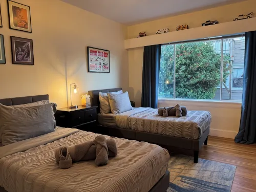 Sunny 1920s Gem – Free Parking, No Chores! - Bungalows