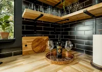 Cozy 2 BR bungalow, moody design, walk to square - 4 stjerner