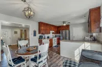 Location! Location!<br>Minutes to all shopping and your favorites restaurant!