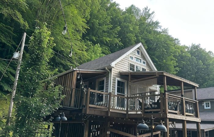 The Red Dog Chalet Couples Retreat w/ Hot Tub