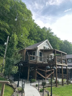 The Red Dog Chalet Couples Retreat w/ Hot Tub