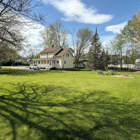 The Bay Breeze. Walk to Downtown Elk Rapids & Lake MI Beaches. Near Torch Lake,
