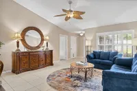 🍹🌞 Getaway Paradise! Heated Pool, TV Patio, Fenced, Wifi, Near Beaches! - 2-Star