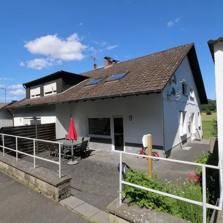EifelNatur 8, large family apartment with terrace and barbecue, pets welcome Отели в г. Иммерат