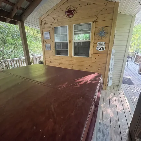 Creekside cabin with hot tub