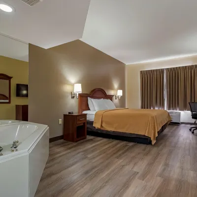 Econo Lodge Inn & Suites Hotel dekat Mississippi Teater Coliseum