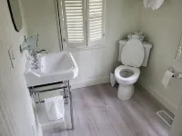 Private Romantic Bungalow for Artists & Writers, 7 Mins to Downtown Richmond, - บังกะโล