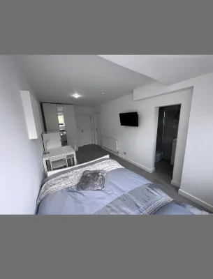 Bright & Stylish Studio Flat - Homestays