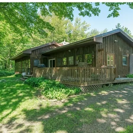 Secluded house located 5 minute drive from Clayton