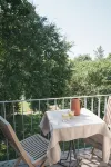 REMISE STUDIO: Garden view, balcony and water access - 레지던스
