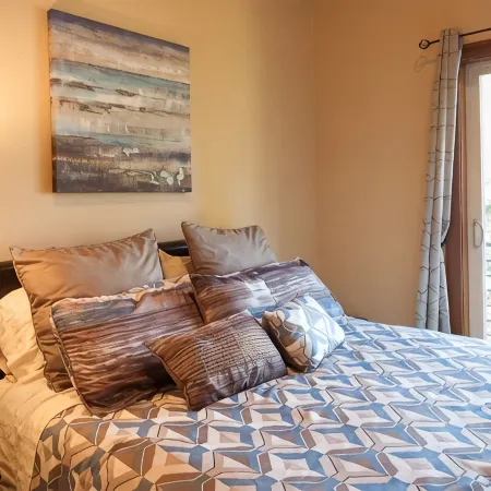 New Condo Downwider with Hot Tub, Minutes Away from the Columbia River Gorge by RedAwning