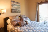 New Condo Downwider with Hot Tub, Minutes Away from the Columbia River Gorge by RedAwning