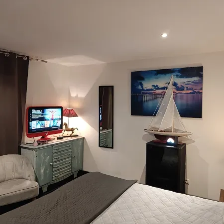 La Parenthèse Furnished apartment, Terrace, Garden. PKG Free Netfix BOx TV.
