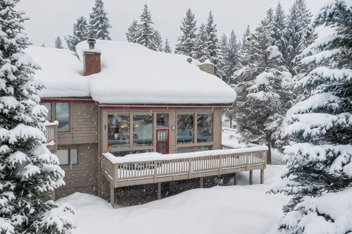 Cozy Rustic Condo minutes from Big Sky Resort & Town Center! Hot Tub & Sauna!