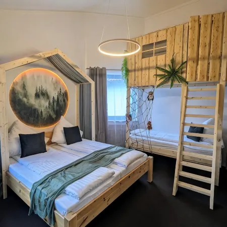 Tree house suite - family-friendly with play corner and unique bunk bed