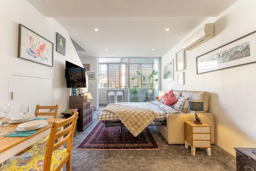 Elegant Apartment in the Heart of Newtown with Secure Parking - Homestays