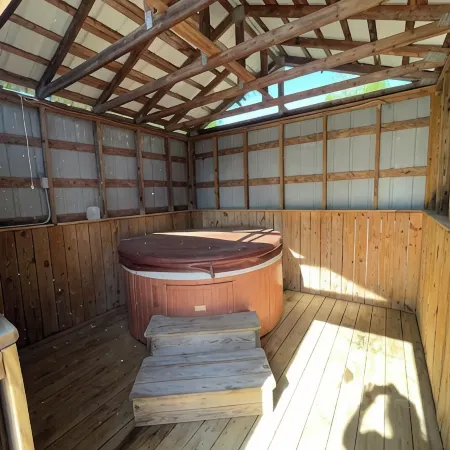The Oak Oasis - Gorgeous views and a hot tub