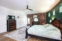 Charm of Crestview! 5-bedroom house in serene Knoxville! - Bungalows