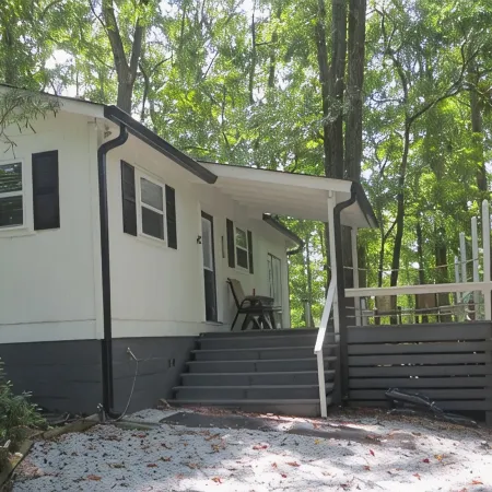 LAKEFRONT Retreat! <br>Escape To Lake Hartwell in this lakeside cottage!