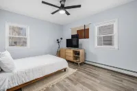Spacious & Stylish 5 -Bed 2 Bath House in Charming Providence, a Block from PC - Bungalows