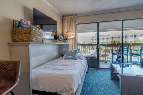 Oceanview Condo w/ Wifi, SmartTVs, Foosball, Pools & Balcony – Walk to Beach! - 2 stjerner