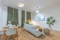 City Escape w/ 2 Bath, 10 beds, We Pay 1/2 Parking