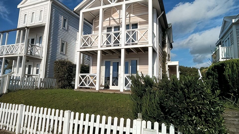 1st line water front 5 Minutes to the beach and 10 mins to old town center.