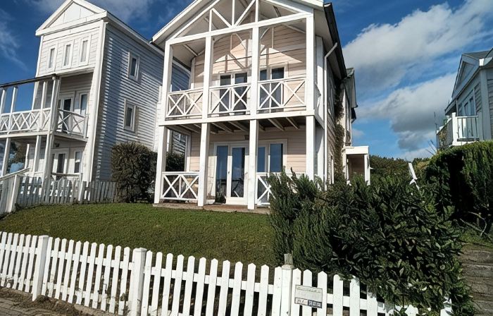 1st line water front 5 Minutes to the beach and 10 mins to old town center.