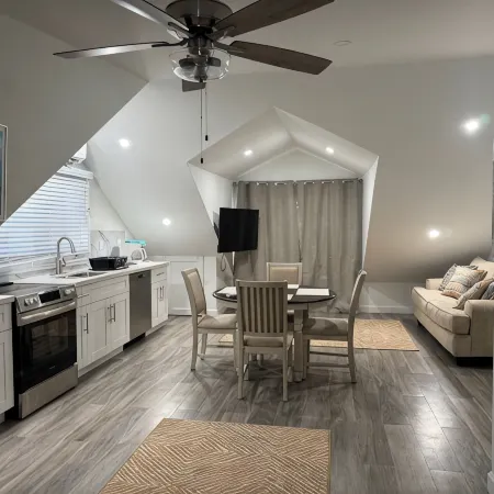 Nassau Hideaway: Steps away from the beach, Down Town, Cable Beach, PI & more.