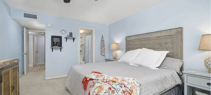 Pelican Inlet - Cozy Beach Condo!1 block from the beach! Sleeps 6. Pool/Tennis Hotéis em Crescent Beach