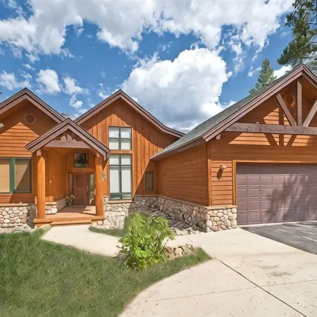Luxury Home, Family Friendly, 4900 Sq Foot, 6 BR Ski in/Out!