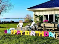 Private Lakefront 4-bedroom vacation with two home's on Lake Champlain シャンプレーンのホテル