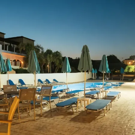 Amaryllis Front Beach Hotel