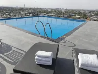 Regenta Place Jaipur , Jaipur - สระว่ายน้ำบนดาดฟ้า