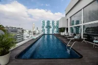 Square Small Luxury Hotel - Providencia - Flughafentransfer